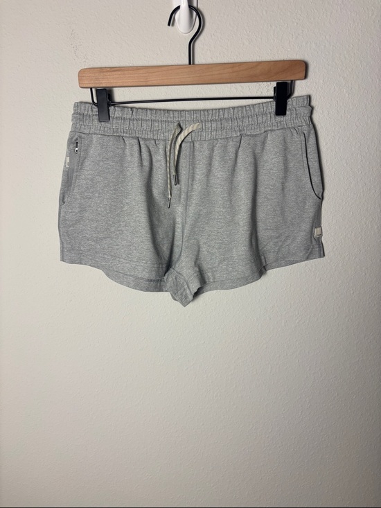 Vuori Pants - Vuori Halo Performance Shorts Medium Gray Excellent VW339